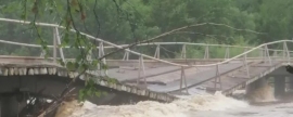 В Забайкалье из-за паводков обрушилась часть моста через реку Чёрный Урюм