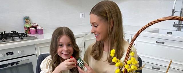 Актриса Кристина Асмус заявила, что не собирается переезжать из загородного дома Харламова