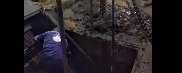 Попавшие в канализацию покрышки и доски стали причиной засора на станции в Крестках