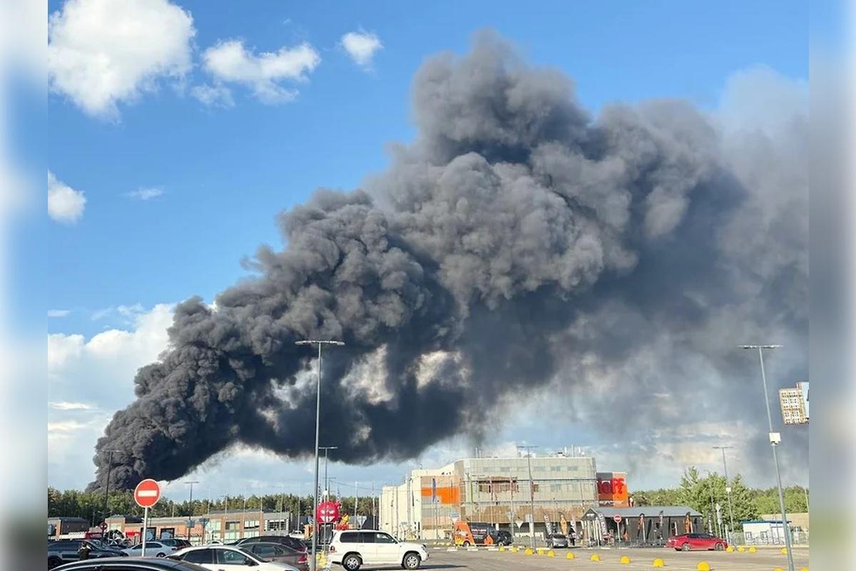 В подмосковном Красногорске на заводе резиновой обуви начался пожар