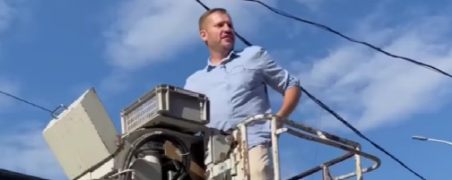 В Новосибирске депутат Терещенко на автовышке спел песню для жены