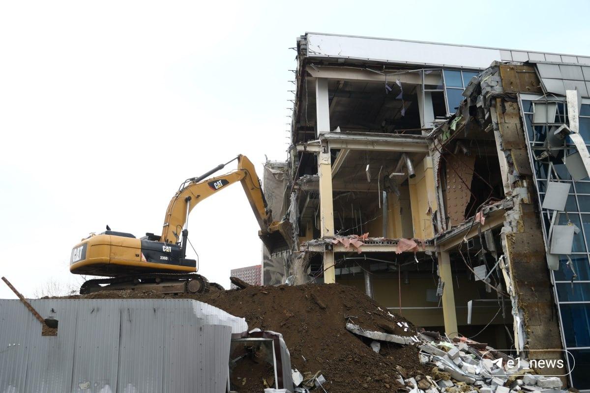 Рабочие приступили к сносу скандальной овощебазы №4 в Екатеринбурге
