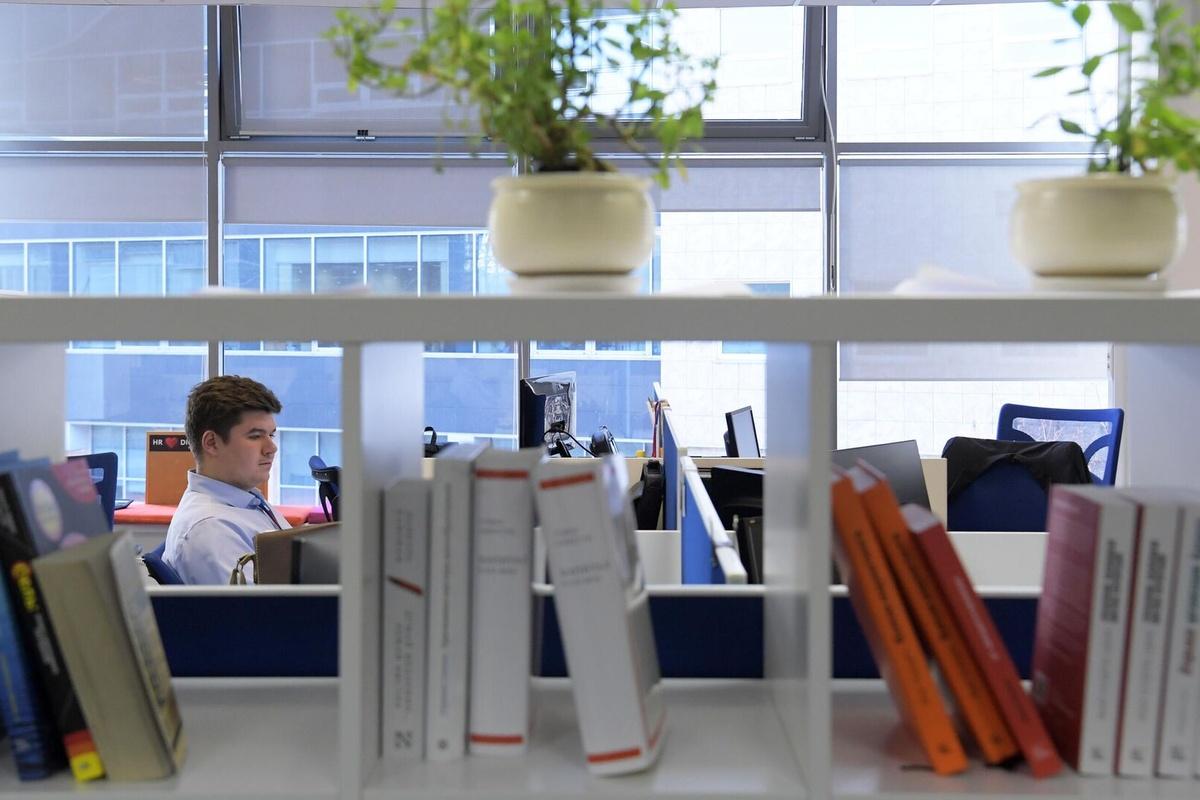 В Петербурге за год число новых вакансий упало на 13%