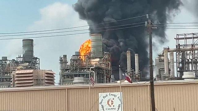 В результате пожара на НПЗ Shell в Техасе пострадали восемь человек — Видео