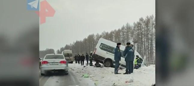 В Чувашии один человек погиб и десять пострадали в крупной аварии с микроавтобусом