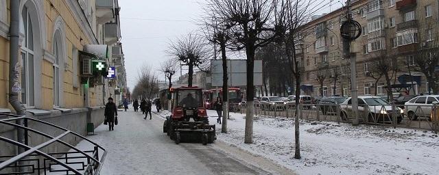 В Рязани продолжается уборка улиц от снега и наледи