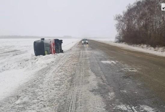 В Алтайском крае слетел с трассы автобус с 54 пассажирами, следовавший из Казахстана в Новосибирск