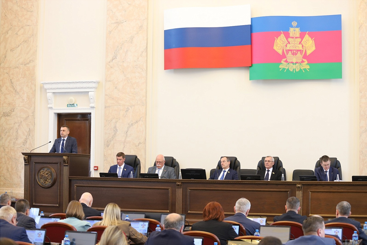 На сессии оценили перспективы развития в крае морского и внутреннего водного транспорта