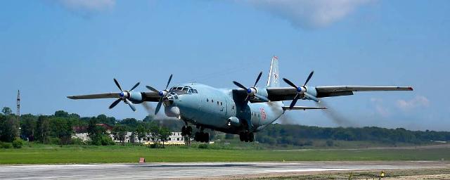 Военный самолет Ан-12 совершил внеплановую посадку в аэропорту Кольцово