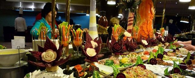 Туристы из России жалуются на слишком большие порции еды в отелях Турции