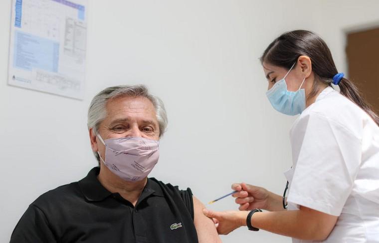 Переболевший коронавирусом президент Аргентины оценил вакцинацию «Спутником V»