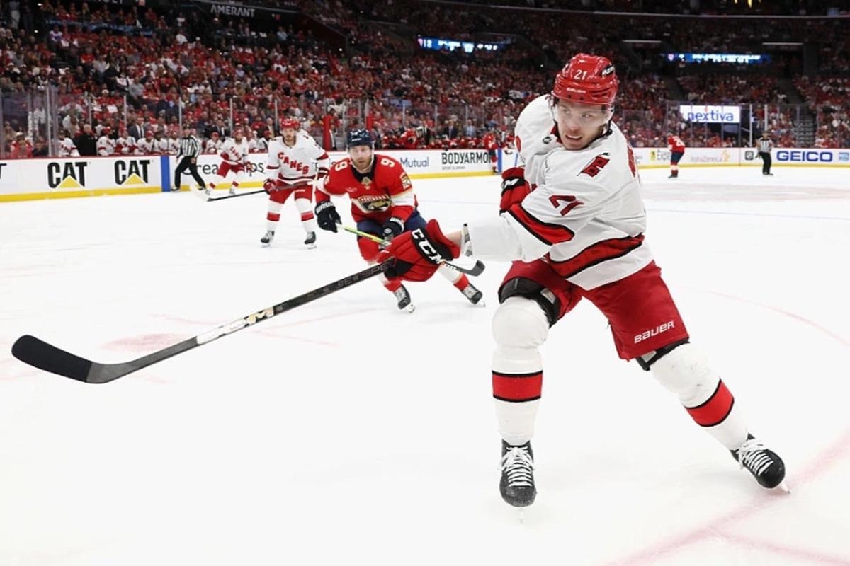 Российский новичок НХЛ еще не играл, а его уже признали одним из лучших