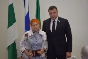 «Вечная слава героям! Их подвиг навсегда останется в наших сердцах!»: Глава Кургана Антон Науменко передал государственные награды семьям погибших участников СВО