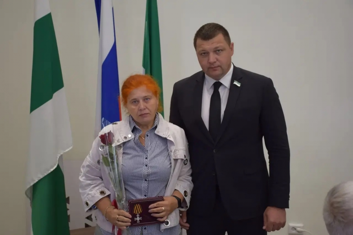 «Вечная слава героям! Их подвиг навсегда останется в наших сердцах!»: Глава Кургана Антон Науменко передал государственные награды семьям погибших участников СВО
