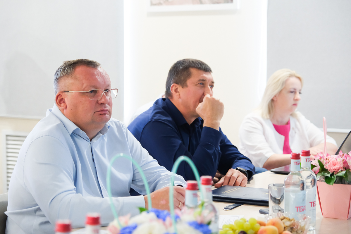 Председатель Думы Астраханской области Игорь Мартынов принял выпускные работы у студентов РАНХиГС