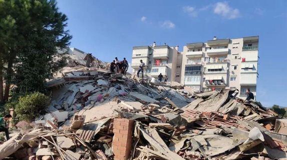 Землетрясение на западе Турции разрушило дома и вызвало цунами