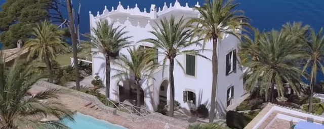 Майкл Дуглас продает дом в Испании
