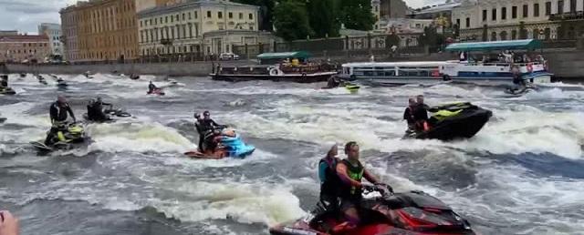 Аквабайкеры прошли парадом по рекам и каналам Петербурга