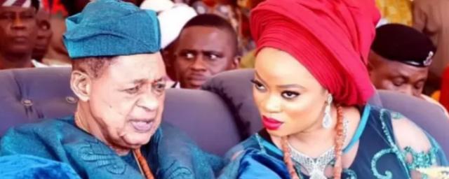 81-летний африканский король отпраздновал 22-летие своей супруги