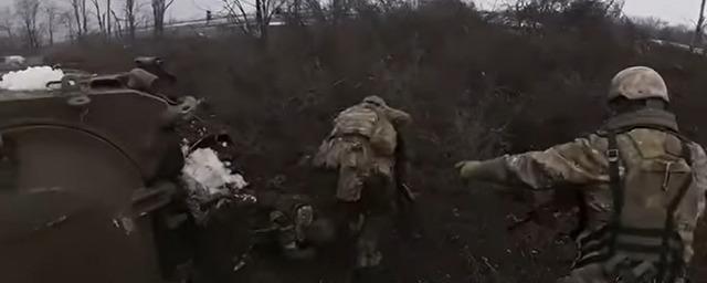 Видео расстрела украинцев. Расстрелянный украинский солдат. Расстреляли российских солдат. Военные кадры.