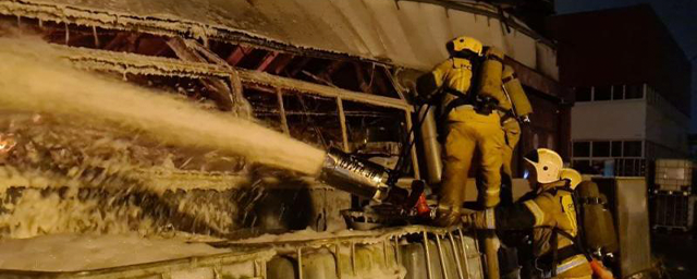 В Ижевске больше девяти часов не могли ликвидировать пожар на лакокрасочном заводе