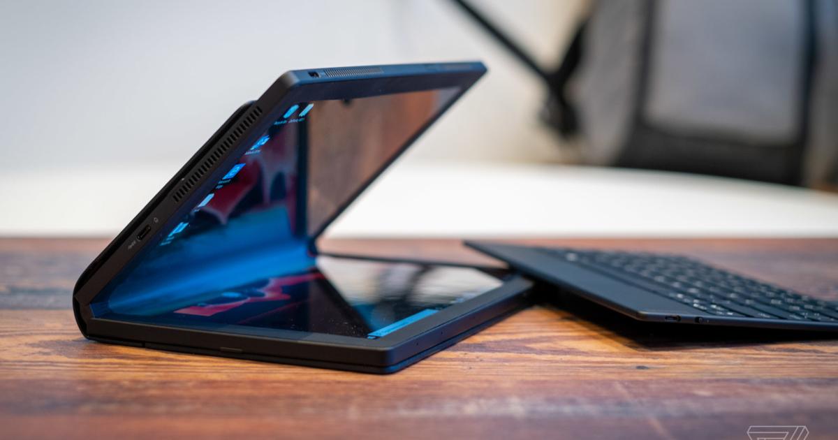 Lenovo представила в РФ ноутбук с гибким экраном