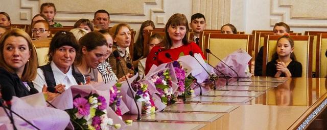 В Новосибирске 28 матерей награждены знаками отличия
