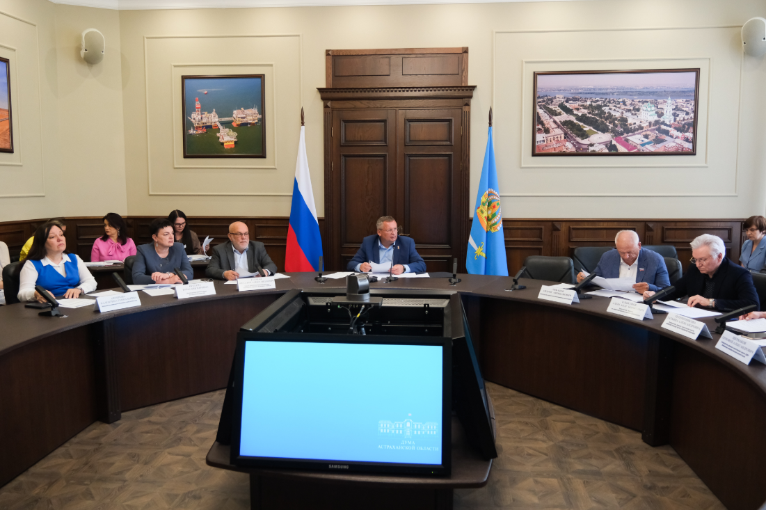 Игорь Мартынов провел заседание Совета Думы Астраханской области, утвердив повестку пленарного заседания парламента