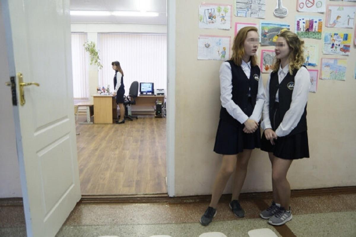 Троими шестиклассницами. Наказание девочек в школе. Заставляют носить женскую школьную форму.