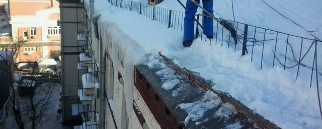 В центре Рязани на трехлетнего ребенка с крыши дома упала глыба льда