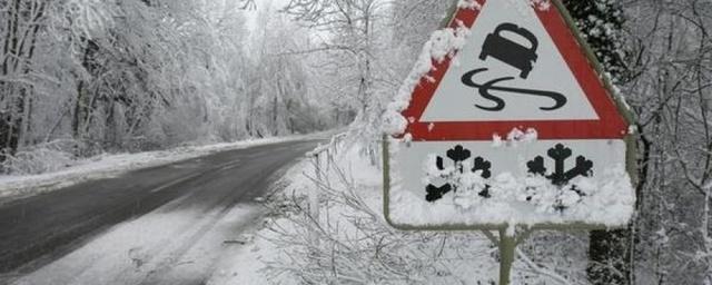 В Красноярске водителей предупредили о гололедице на дорогах