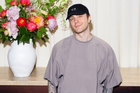 Концерт Егора Крида в «Лужниках» сравнили с «голой вечеринкой» из-за поцелуя с танцовщицей