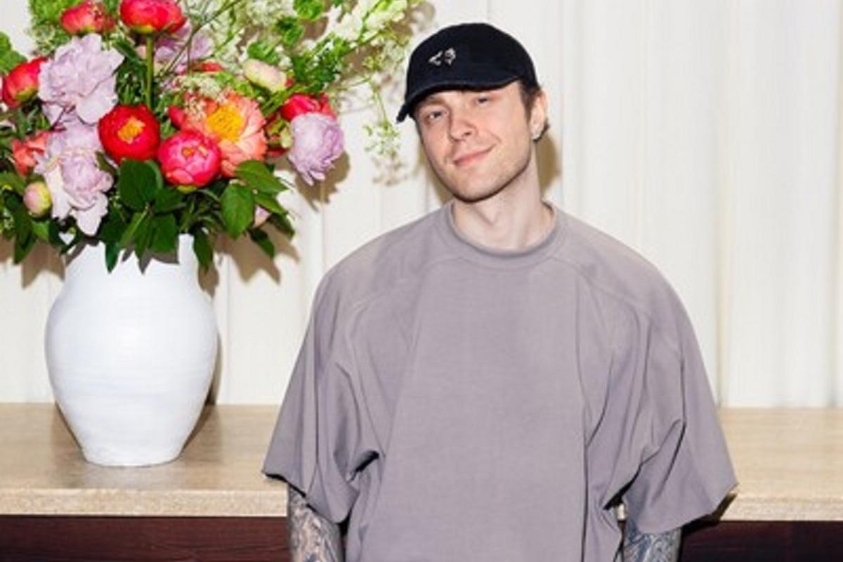 Концерт Егора Крида в «Лужниках» сравнили с «голой вечеринкой» из-за поцелуя с танцовщицей