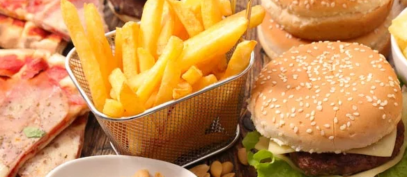 Ученые выяснили, что жирная пища за один день «переключает» организм на набор веса