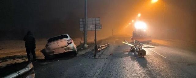 В Псковской области Renault снес светофор, не вписавшись в поворот на деревню Родина