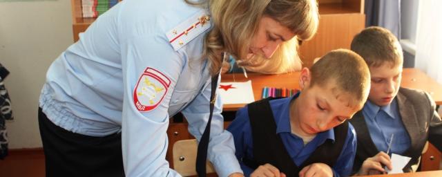 Сотрудники ГАИ научили школьников Красногорска делать светоотражатели