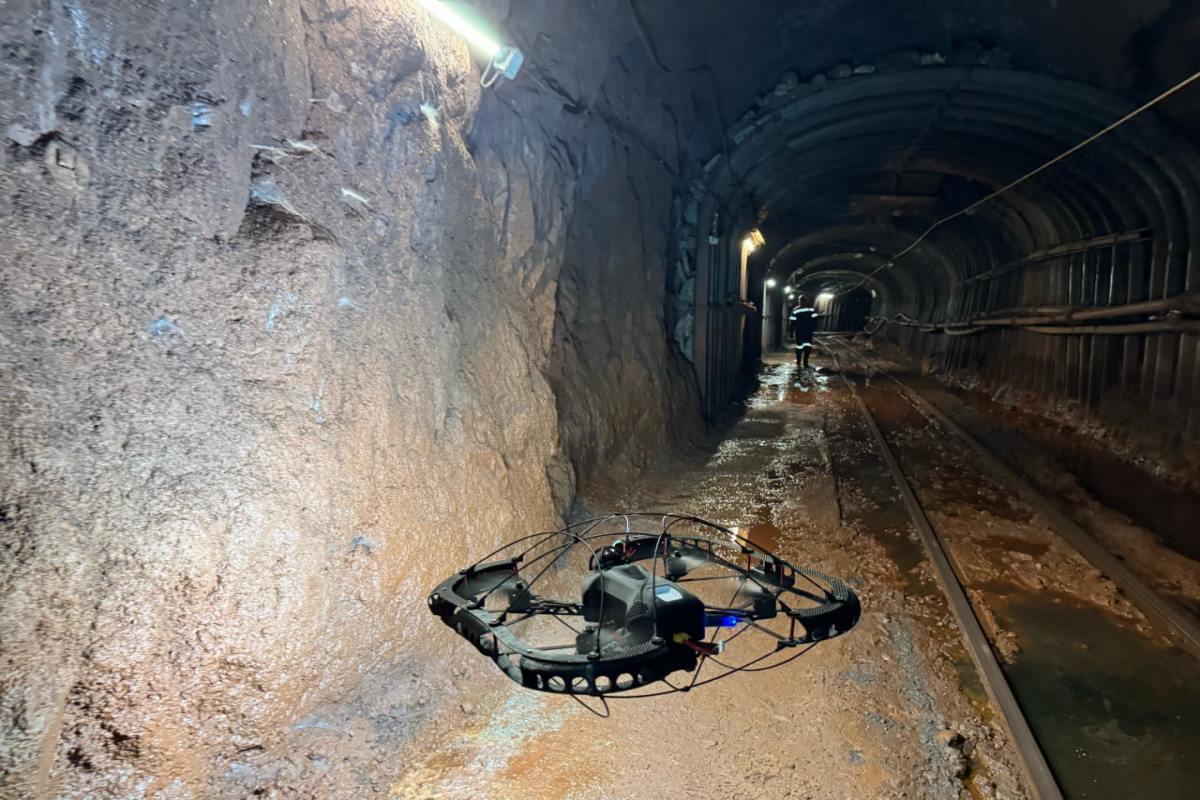 На Яковлевском ГОКе провели первые испытания дрона для обследования шахтных пространств