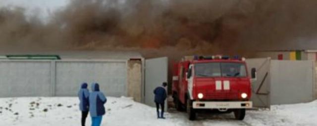 В Рязанской области горит ангар с пластиковой тарой