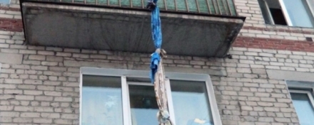Жительница Камышина разбилась, спускаясь из окна вниз по связанным простыням