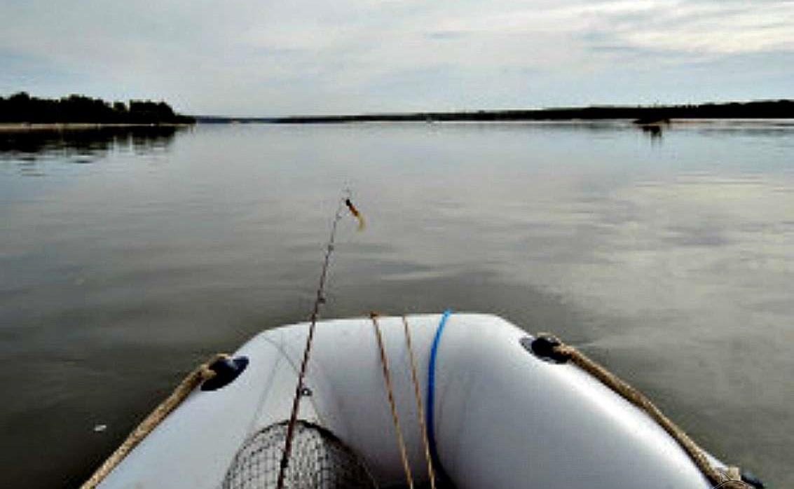 В Новосибирске рыбака подвела дырявая лодка, а спас – торчащий из воды куст