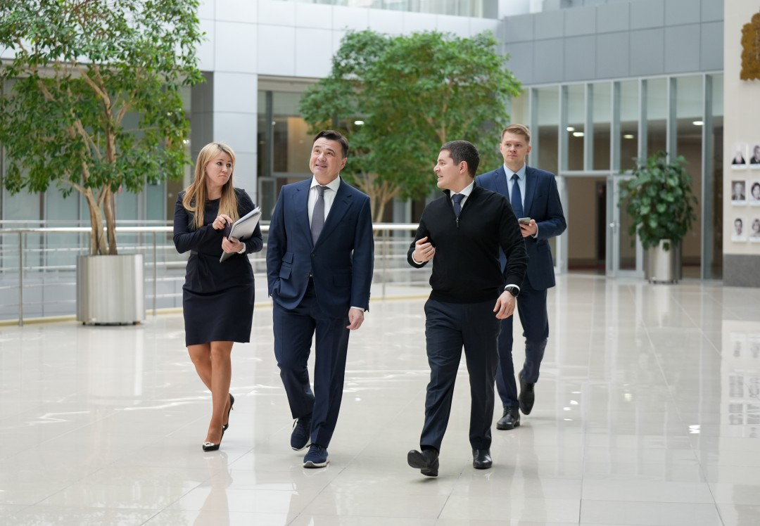 Мониторинг дворов, «Умный ФОК», ИИ-технологии в управлении: Андрей Воробьев представил делегации ЯНАО цифровые управленческие практики Подмосковья