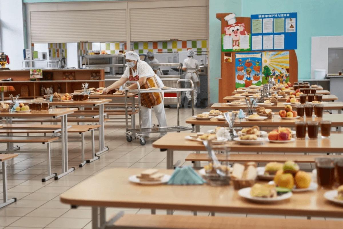 Пять категорий школьников Омска могут питаться бесплатно