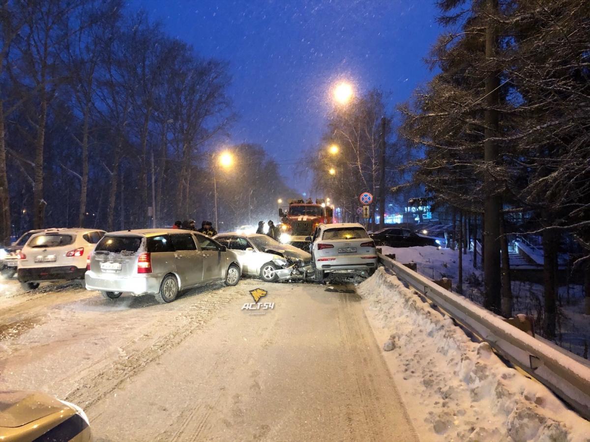 В Новосибирске улица Петухова встала в пробке из-за массового ДТП