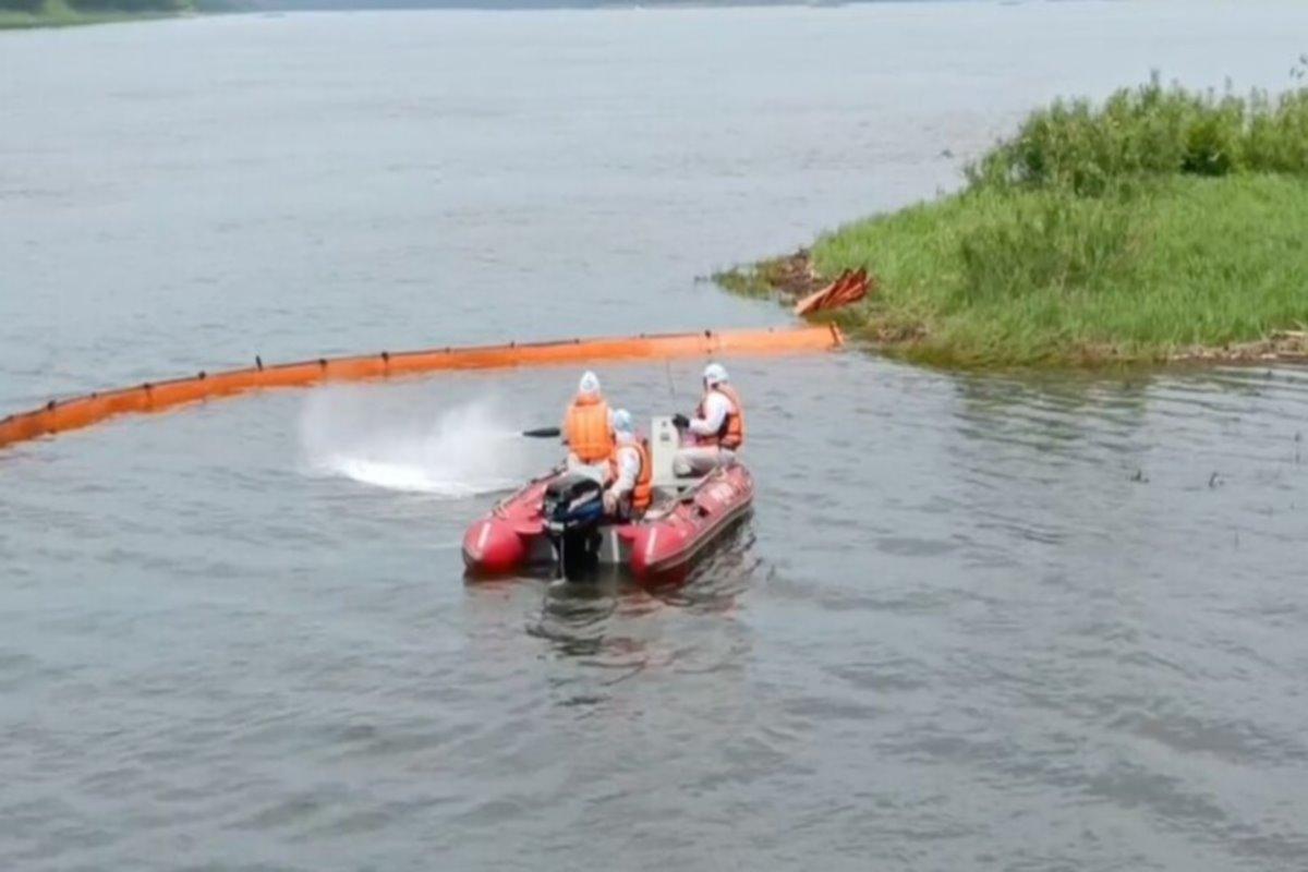 Авария с судном на Енисее в Красноярском крае привела к розливу до 15 тонн дизельного топлива