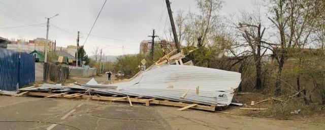 В Чите ураганный ветер повредил крыши и линии электропередач