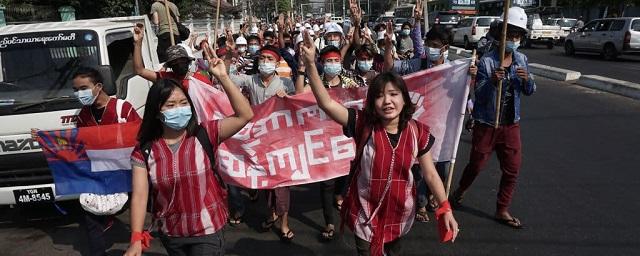 Жители Мьянмы вышли на акции протеста против захвата власти военными