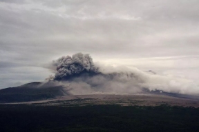 Вулкан Шивелуч на Камчатке выбросил пятикилометровый столб пепла