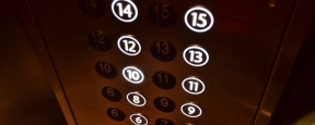 В 16-этажке Нижневартовска упал лифт с женщиной и собакой, они не пострадали