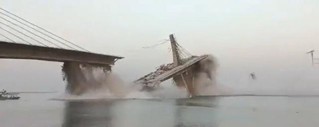 Обрушение автомобильного моста в индийском Бихаре попало на видео — Видео