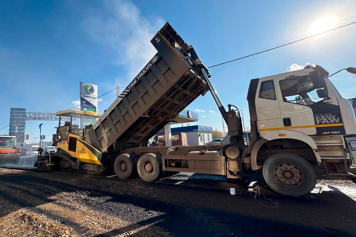 Мэр Руслан Болотов: Дорожные работы на улице Баррикад планируем завершить к началу ноября